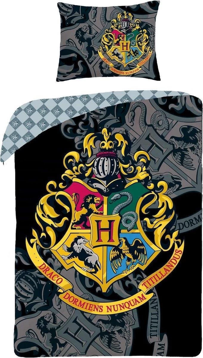 Harry Potter Dekbedovertrek- Katoen- 1persoons- 140x200- Dekbed Hogwarts Logo -Zwart 1 Harry Potter Dekbedovertrek- Katoen- 1persoons- 140x200- Dekbed Hogwarts Logo -Zwart