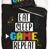 1-persoons Jongens Dekbedovertrek (dekbed Hoes) “EAT SLEEP GAME REPEAT” Zwart Met Controller Van Spelcomputer (computerspel Voor Gamers) Playstation KATOEN Eenpersoons 140 X 200 Cm (cadeau Idee Voor Sint & Kerstmis!)