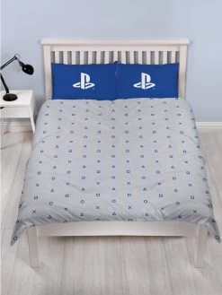 2-persoons Jongens Dekbedovertrek (dekbed Hoes) Grijs (lichtgrijs) / Blauw Met Officieel Playstation Logo (spelcomputer / Computerspel / Gamer) En Controller Knoppen Tweepersoons 200 X 200 Cm (cadeau Idee Voor Kinderen) -Beddengoed winkel 901x1200